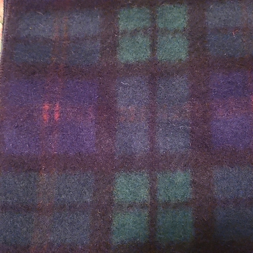 Pair Of Skechers Red & Yukon Fleece By Everitt Black Watch Plaid Fleece Scarves - Picture 4 of 5